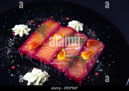 Rezept für Gravlax-Lachs mariniert mit Rüben und Avocado-Mayonnaise-Sauce Stockfoto