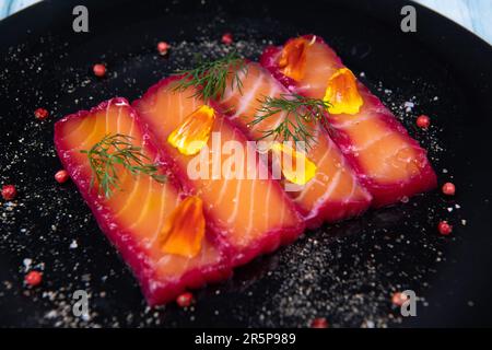 Rezept für Gravlax-Lachs mariniert mit Rüben und Avocado-Mayonnaise-Sauce Stockfoto