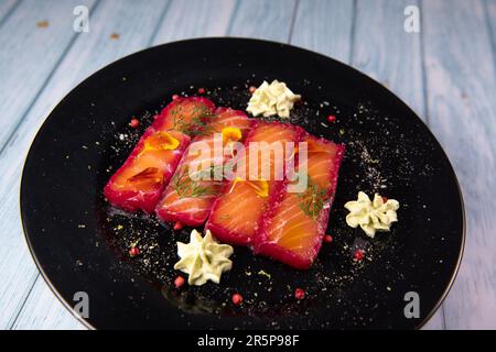 Rezept für Gravlax-Lachs mariniert mit Rüben und Avocado-Mayonnaise-Sauce Stockfoto