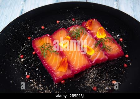 Rezept für Gravlax-Lachs mariniert mit Rüben und Avocado-Mayonnaise-Sauce Stockfoto