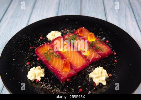 Rezept für Gravlax-Lachs mariniert mit Rüben und Avocado-Mayonnaise-Sauce Stockfoto