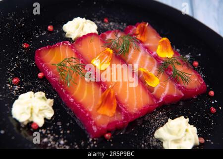 Rezept für Gravlax-Lachs mariniert mit Rüben und Avocado-Mayonnaise-Sauce Stockfoto