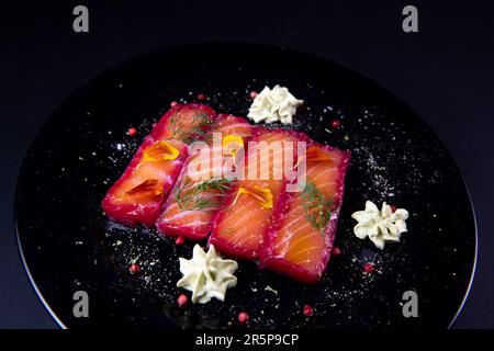 Rezept für Gravlax-Lachs mariniert mit Rüben und Avocado-Mayonnaise-Sauce Stockfoto