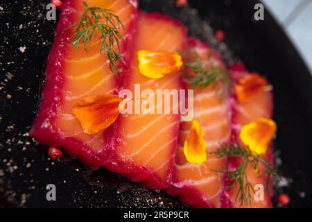Rezept für Gravlax-Lachs mariniert mit Rüben und Avocado-Mayonnaise-Sauce Stockfoto