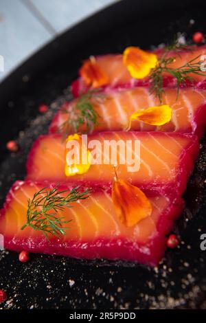Rezept für Gravlax-Lachs mariniert mit Rüben und Avocado-Mayonnaise-Sauce Stockfoto
