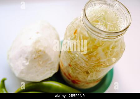 Fermentierter Kohl mit Karotten im Glasgefäß Stockfoto