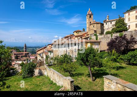 Blick auf die mittelalterliche Altstadt von Monforte d'Alba auf dem Hügel unter blauem Himmel in Piemont, Italien. Stockfoto