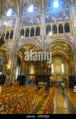 Mai 2023 Parma, Italien: Innere der Kathedrale Santa Maria Assunta, Duomo di Parma. Stühle in der Kirche Stockfoto