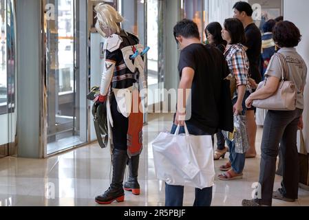 Cosplay Superhelden verlassen das Gebäude auf herkömmliche Weise. Bangkok, Thailand, 2017 Stockfoto