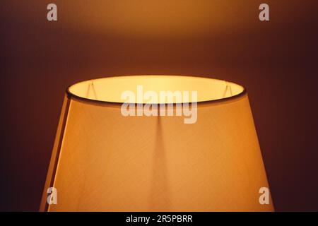 Abstraktes Bild von Lampenschirm und Licht, selektiver Fokus Stockfoto