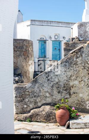 Griechenland. Tinos Island Kykladen. Haus im Volax Dorf, Tinos traditionelle Architektur, Marmorlintel über Tür und Fenster Stockfoto