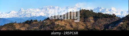 Himalaya, Panoramablick auf den indischen Himalaya, große Himalaya Range, Uttarakhand Indien, Blick von Mussoorie Road, Gangotri Range Stockfoto