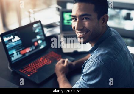 Porträt, Mann und Lächeln eines Programmierers am Computer am Arbeitsplatz in der Nacht. IT, Face und Male Coder oder Person Programmierung, Codierung und Schreiben für Stockfoto