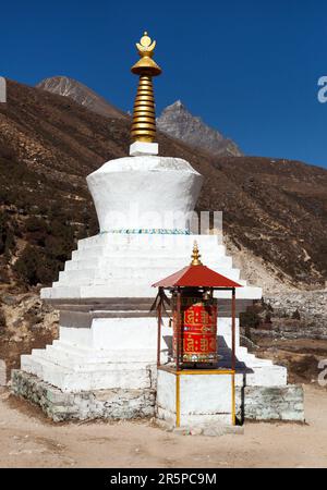 Buddhistischer Stupa und Gebetsrad im Dorf Thame, Khumbu-Tal auf drei Pässen, Mount Everest Area, Sagarmatha Nationalpark, Nepal Stockfoto