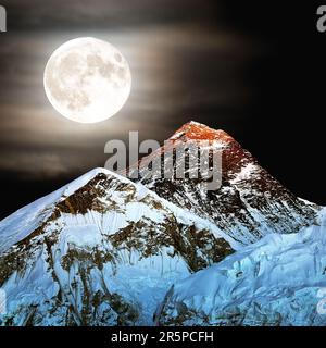 Mount Everest, Nachtansicht mit Mond, Nepal Himalaya Berg. Mt. Everest und Nuptse von Kala Patthar, Khumbu Valley und Sagarmatha National Park Stockfoto