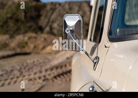 Nahaufnahme eines Oldtimer-Türgriffs am Strand. Stockfoto