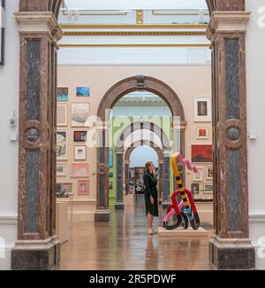 Royal Academy of Arts, Burlington House, Piccadilly, London, Großbritannien. 5. Juni 2023. Die RA Summer Exhibition ist die weltweit größte offene Ausstellung zeitgenössischer Kunst und findet seit 1769 jedes Jahr ohne Unterbrechung statt. Die 255.-Ausstellung findet vom 13. Juni bis 20. August 2023 statt. Kredit: Malcolm Park/Alamy Live News Stockfoto