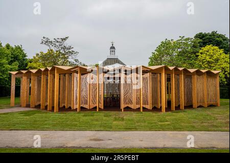 London, Großbritannien. 5. Juni 2023. Tisch der französisch-libanesischen Architektin Lina Ghotmeh, à Serpentine Pavilion 22., in der Serpentine Gallery. Kredit: Guy Bell/Alamy Live News Stockfoto