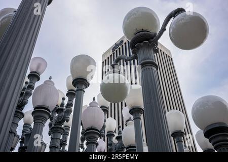 Los Angeles, CA, USA - 26. Dezember 2022: Urban Light ist eine große Assemblierungsskulptur von Chris Burden in der Los Angeles Co Kunstmuseum. Es ist negativ Stockfoto