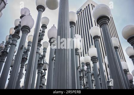 Los Angeles, CA, USA - 26. Dezember 2022: Urban Light ist eine große Assemblierungsskulptur von Chris Burden in der Los Angeles Co Kunstmuseum. Es ist negativ Stockfoto