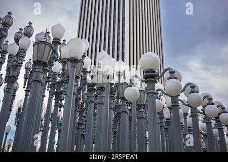 Los Angeles, CA, USA - 26. Dezember 2022: Urban Light ist eine große Assemblierungsskulptur von Chris Burden in der Los Angeles Co Kunstmuseum. Es ist negativ Stockfoto