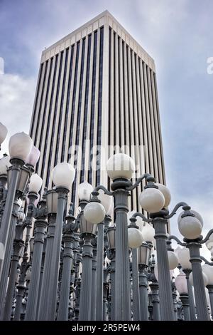 Los Angeles, CA, USA - 26. Dezember 2022: Urban Light ist eine große Assemblierungsskulptur von Chris Burden in der Los Angeles Co Kunstmuseum. Es ist negativ Stockfoto