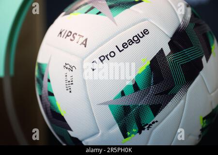 Abbildung zeigt den neuen offiziellen Spielball der Pro League, des Zehnkampfs und des Kipsta in Brüssel, Montag, den 05. Juni 2023. Ab der Saison 2023-2024 wird ein neuer Ball auf den belgischen Plätzen in der Jupiler Pro League, Challenger Pro League, Lotto Super League, Croky Cup und bei den Elitewettbewerben für Jugendliche gespielt. Kipsta, die Fußballmarke von Decathlon, produziert und liefert den Ball. Zum ersten Mal wird in Belgien derselbe Ball in all diesen Wettkämpfen eingesetzt, von der Akademie bis zum ersten Team. BELGA PHOTO VIRGINIE LEFOUR Stockfoto