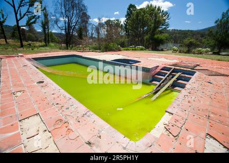 Ein Schwimmbad auf einem ausgebrannten Haus in Marysville, einer der am schlimmsten betroffenen Gemeinden der katastrophalen Buschbrände 2009 in Australien im Staat Victoria. Stockfoto