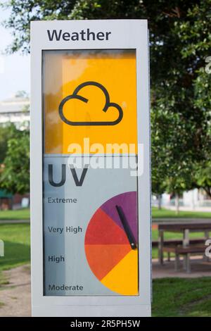 Eine Wettervorhersage in Cairns, Queensland, Australien zeigt die UV Strahlung extrem. Stockfoto