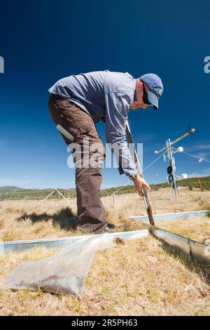 Ein wissenschaftliches Experiment von Wissenschaftlern der australischen Universität Sydney in den Snowy Mountains. Die Studie überwacht den C02-Austausch zwischen Atmosphäre und Boden auf einem Gras Stockfoto