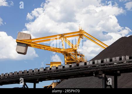 Kohletransportmaschinen in Port Waratah in Newcastle, dem größten Kohlehafen der Welt. Kohle aus offenen Kohlebergwerken im Hunter Valley wird von hier aus um die Welt exportiert Stockfoto