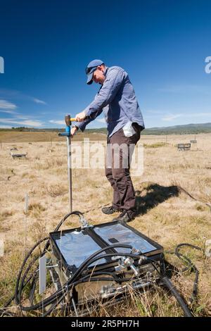 Ein wissenschaftliches Experiment von Wissenschaftlern der australischen Universität Sydney in den Snowy Mountains. Die Studie überwacht den C02-Austausch zwischen Atmosphäre und Boden auf einem Gras Stockfoto