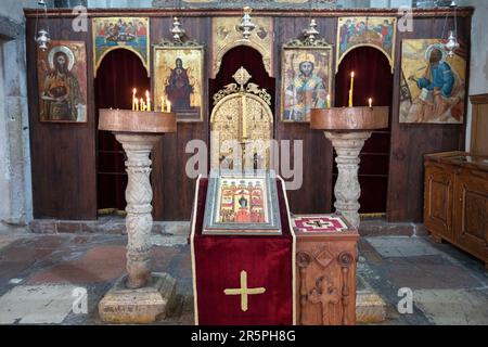 Das Innere der serbischen orthodoxen Kirche St. Nikolaus in Kotor, Montenegro. Stockfoto