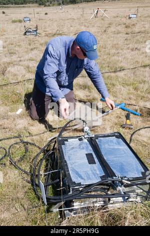 Ein wissenschaftliches Experiment von Wissenschaftlern der australischen Universität Sydney in den Snowy Mountains. Die Studie überwacht den C02-Austausch zwischen Atmosphäre und Boden auf einem Gras Stockfoto