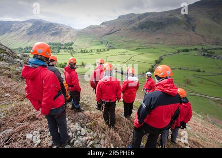 Mitglieder des Langdale/Ambleside Mountain Rescue Teams Training in Langdale Valley, Lake District, Großbritannien. Stockfoto