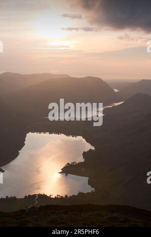 Buttermere und Crummock Wasser am Abend aus Fleetwith Pike, Lake District, Großbritannien. Stockfoto