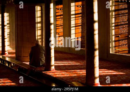 Ein Mann betet in der Sultan-Ahmed-Moschee, häufig Blaue Moschee genannt, in Istanbul, Türkei. Stockfoto