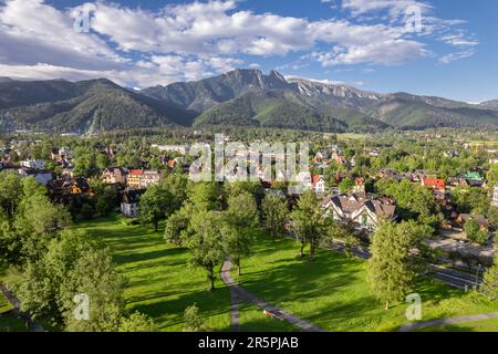 Luftaufnahme der Stadt Zakopane mit Tatra-Gebirge im Sommer, Polen. Stockfoto