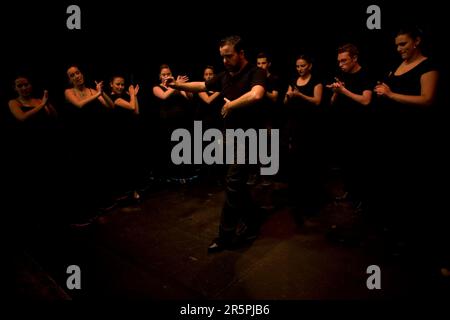 Ein Flamenco-Lehrer oder Bailaor tanzt im Kreis, während die Schüler in Prado del Rey, Provinz Cadiz, Andalusien, Spanien klatschen. Stockfoto