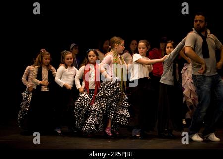 Ein Flamenco-Tänzer oder Bailaor bringt einem jungen Mädchen das Tanzen bei in Prado del Rey, Provinz Cadiz, Andalusien, Spanien. Stockfoto