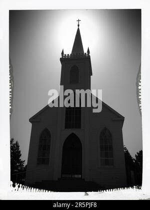 Römisch-katholische Kirche der heiligen Theresa von Avila mit dem von der Morgensonne beleuchteten Turm - Bodega California Stockfoto