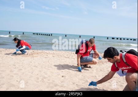 Freiwillige von der Bank of America sammeln Müll am Strand auf, während der International Coastal Cleanup an der North Ave. Strand im Zentrum von Chicago. Stockfoto