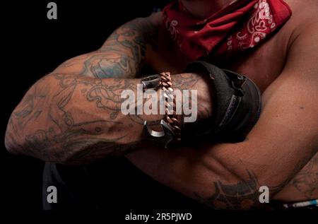 Motorrad-Biker-Typ mit Tattoos und harter Männereinstellung Stockfoto