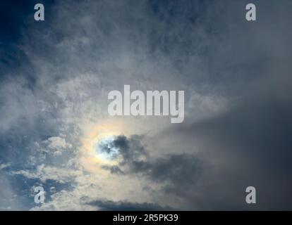 Sturmwolken versteckten die Sonne. Stockfoto