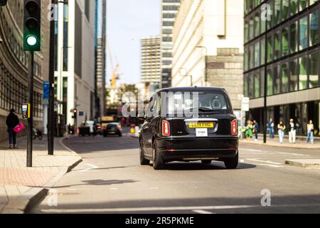 London, 29. Mai 2023: Ein modernes elektrisches Taxi fährt neben dem Forum Magnum Square. Stockfoto