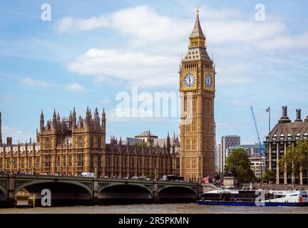 London, 29. Mai 2023: Blick auf den Palast von Westminster, Elizabeth Tower und Westminster Bridge. Stockfoto