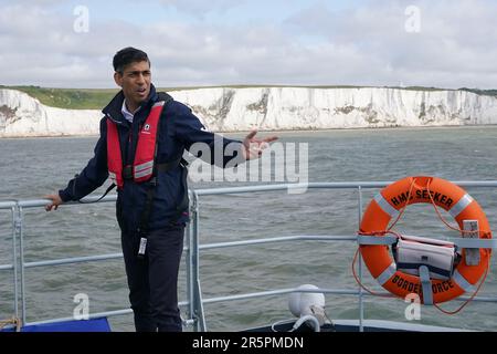 Premierminister Rishi Sunak an Bord der Grenzschutzagentur hat HMC Seeker während eines Besuchs in Dover, im Vorfeld einer Pressekonferenz, um das Land über die Fortschritte zu informieren, die in den sechs Monaten seit der Einführung des Gesetzes über illegale Migration im Rahmen seiner Pläne, die Boote zu stopfen, erzielt wurden. Foto: Montag, 5. Juni 2023. Stockfoto