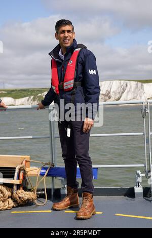 Premierminister Rishi Sunak an Bord der Grenzschutzagentur hat HMC Seeker während eines Besuchs in Dover, im Vorfeld einer Pressekonferenz, um das Land über die Fortschritte zu informieren, die in den sechs Monaten seit der Einführung des Gesetzes über illegale Migration im Rahmen seiner Pläne, die Boote zu stopfen, erzielt wurden. Foto: Montag, 5. Juni 2023. Stockfoto