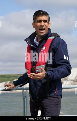 Premierminister Rishi Sunak an Bord der Grenzschutzagentur hat HMC Seeker während eines Besuchs in Dover, im Vorfeld einer Pressekonferenz, um das Land über die Fortschritte zu informieren, die in den sechs Monaten seit der Einführung des Gesetzes über illegale Migration im Rahmen seiner Pläne, die Boote zu stopfen, erzielt wurden. Foto: Montag, 5. Juni 2023. Stockfoto