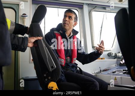 Premierminister Rishi Sunak an Bord der Grenzschutzagentur hat HMC Seeker während eines Besuchs in Dover, im Vorfeld einer Pressekonferenz, um das Land über die Fortschritte zu informieren, die in den sechs Monaten seit der Einführung des Gesetzes über illegale Migration im Rahmen seiner Pläne, die Boote zu stopfen, erzielt wurden. Foto: Montag, 5. Juni 2023. Stockfoto